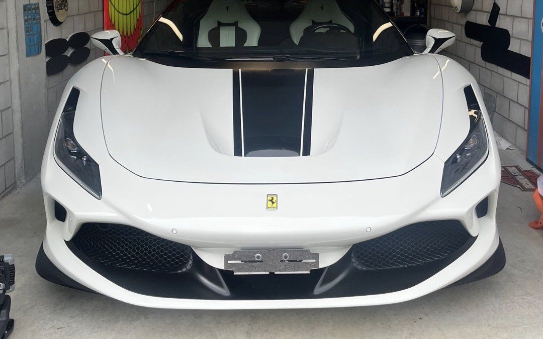 Ferrari blanche après nettoyage extérieur
